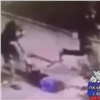 В Красноярске в Преображенском двое юношей на самокате сбили на тротуаре ребенка (видео)